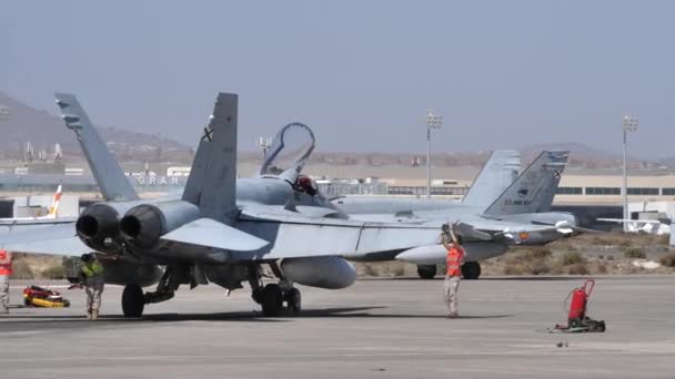 Aeronaves a jato de caça estacionadas em uma base aérea militar e outros táxis — Vídeo de Stock