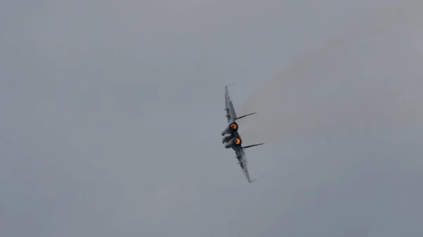 Polski MiG 29 na niebieskim niebie z miejscem na ksero dla aktualności — Zdjęcie stockowe