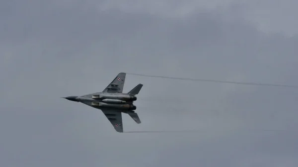 Polaco MiG 29 en el cielo azul con espacio de copia para el título de noticias —  Fotos de Stock