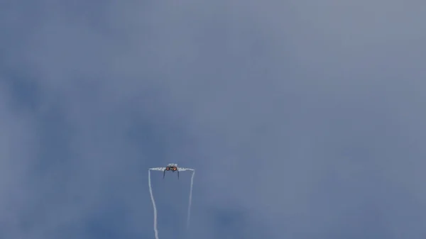 Lehçe MIG 29 mavi gökyüzünde haber başlığı olarak kopya alanı — Stok fotoğraf