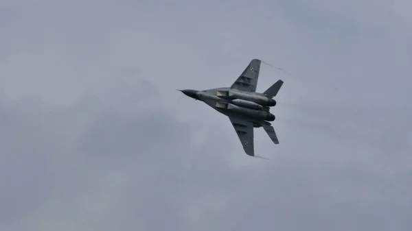 Poolse MiG 29 in de blauwe lucht met kopieerruimte voor nieuwstitel — Stockfoto