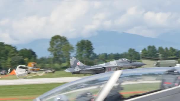 Avión militar ruso aterriza con paracaídas de freno abierto — Vídeo de stock