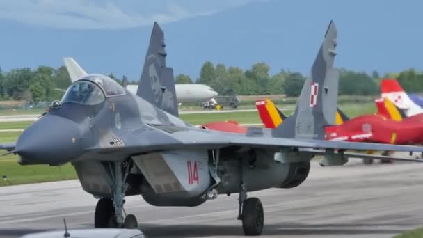 МиГ-29 истребителя ВВС Польши в сером камуфляже на авиабазе — стоковое видео