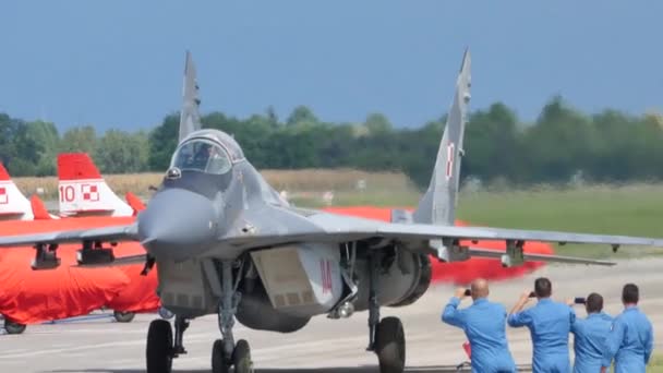 Militärflugzeug des Warschauer Paktes rollt auf Landebahn des Flughafens — Stockvideo