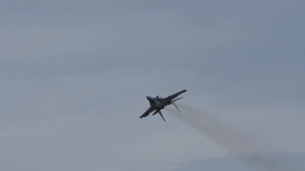 MiG-29 Dreh- und Angelpunkt der polnischen Luftwaffe im Flug. Kopierplatz für Nachrichtentitel — Stockvideo