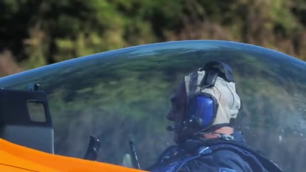 Guido Racioppoli w swoim Sukhoi Su-31 na ziemi gotowy do startu — Wideo stockowe