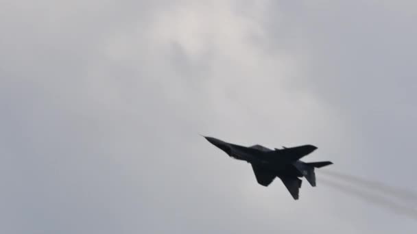 Mikoyan Gurevitsj MiG-29 Fulcrum van de Poolse luchtmacht tijdens de vlucht — Stockvideo