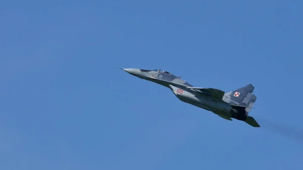 Mikoyan MiG29 Fulcrum of Polish Air Force 의 약자이다. 뉴스 제목을 위한 복사 공간 — 스톡 사진