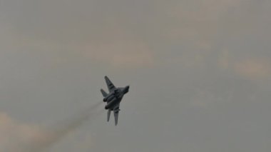 Polonya Hava Kuvvetleri 'nden MiG-29 uçuyor. Ukrayna 'dan Rusya savaşında savaşmasını istedi.