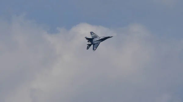 Small supersonic Russian fighter jet in blue sky with clouds. Copy space — Stock Photo, Image