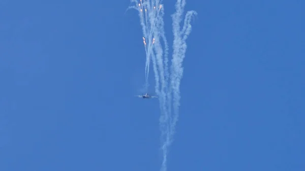 Un avion militaire lance des fusées éclairantes contre des missiles à guidage infrarouge — Photo