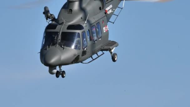 Militärhubschrauber in grüner Tarnung am blauen Himmel — Stockvideo