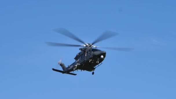 Helicóptero militar camuflaje verde volando en el cielo azul — Vídeos de Stock