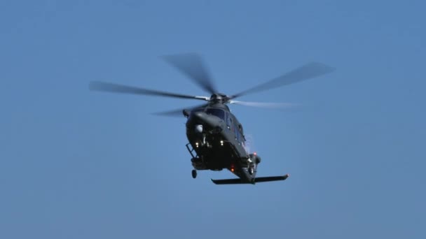 Helikopter üzerimizden uçtu. İtalyan Hava Kuvvetleri 'nden AgustaWestland AW139 Leonardo — Stok video