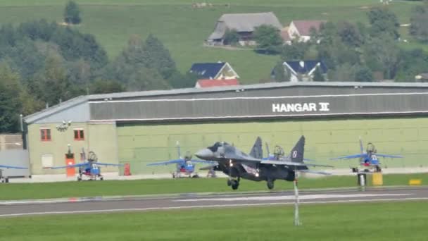 MiG-29 stridsflygplan från polska flygvapnet landar. Öppnad fallskärm — Stockvideo