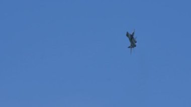 Mavi gökyüzünde uçmakta olan askeri uçak