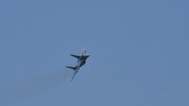 Savaş uçakları bir dizi rulo takladan sonra uçuyor. 