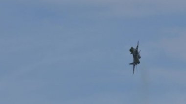 Mavi bulutlu gökyüzünde yüksek hızlı savaş uçağı