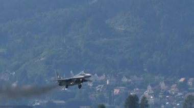 Savaş uçakları piste iniş simülasyonunu yapar ve maksimum güçle yaklaşır.