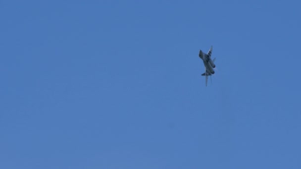 Militärflugzeug im Flug am blauen Himmel — Stockvideo