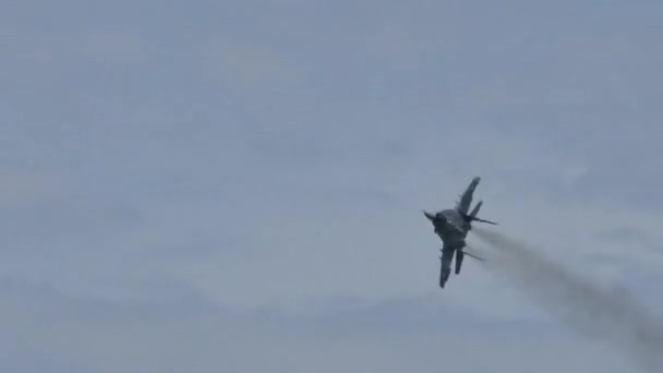 Sowjet-Kampfjet fliegt eine Reihe von Rollen im Flug — Stockvideo