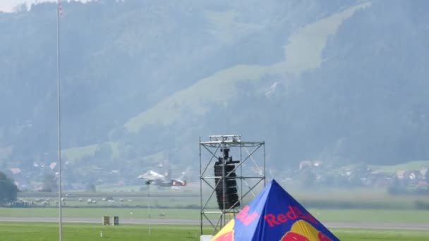 Straaljager militair vliegtuig hoge snelheid opstijgen en verticale klim — Stockvideo