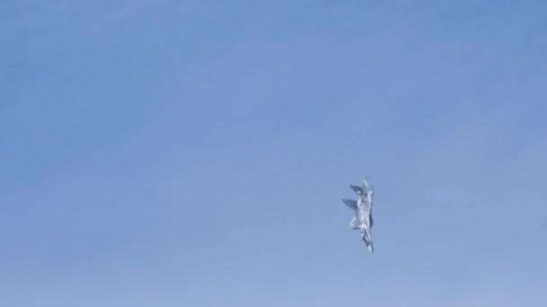 Avion militaire polonais MiG-29 en vol à grande vitesse dans le ciel bleu — Video