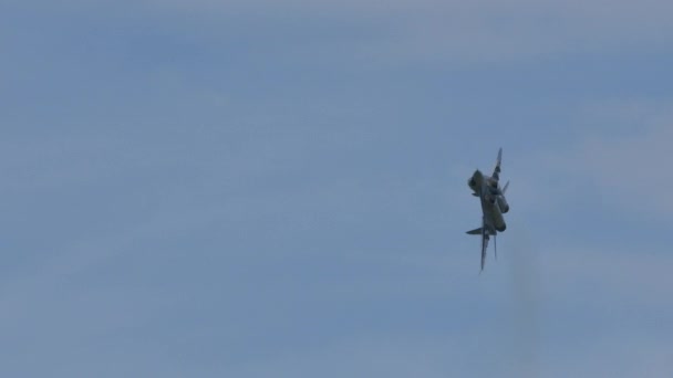 Fighter jet volo ad alta velocità in cielo nuvoloso blu — Video Stock