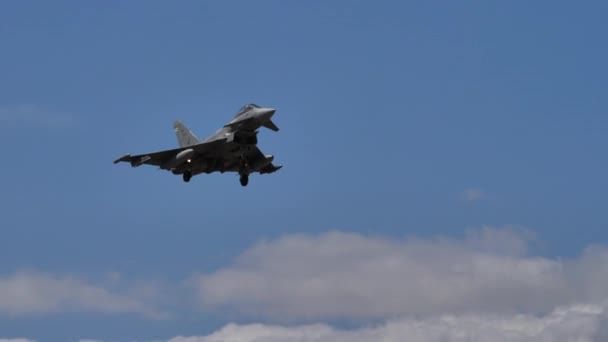 Eurofighter Tajfun Hiszpańskich Sił Powietrznych lądujący na błękitnym niebie — Wideo stockowe