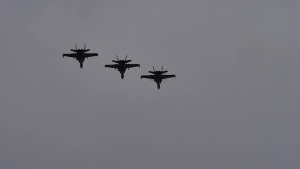 Formacja czterech wojskowych samolotów NATO rozleci się do lądowania. — Wideo stockowe