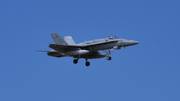 Boeing F-18 Hornet de l'armée de l'air espagnole atterrissant à l'aéroport militaire — Video