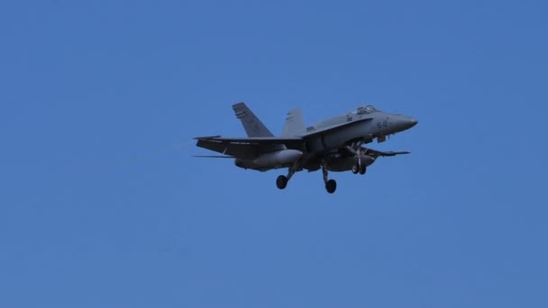 Nato krig bekämpa flygplan landar på en militär flygplats efter ett krigsuppdrag — Stockvideo
