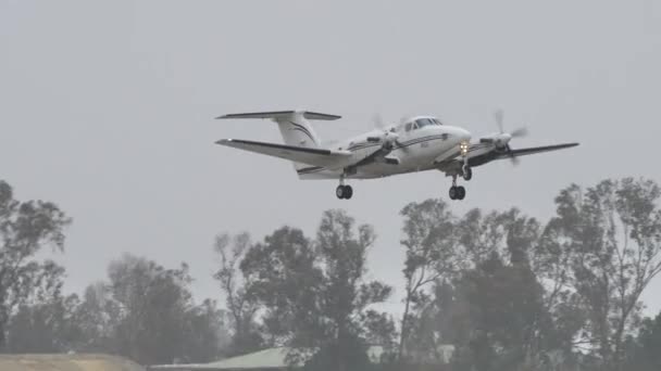 Zweimotorige Flugzeuge starten zu Überwachungsmission vom militärischen NATO-Flughafen — Stockvideo