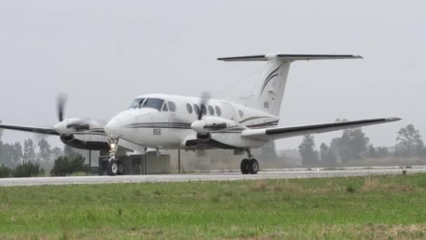 Twin motor turboélice avião taxiing na pista de base militar para decolar — Vídeo de Stock