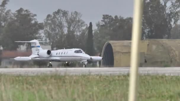 Jet de negocios de lujo utilizado por la Fuerza Aérea de los Estados Unidos despegan en día nublado gris — Vídeos de Stock