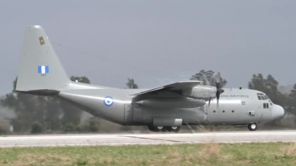 Transportation airplane takes off with condensation spirals from the propellers — Stock Video