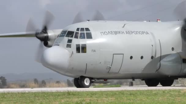 Αεροσκάφος ελικοφόρων στρατιωτικών φορτίων σε γκρι ΝΑΤΟϊκό καμουφλάζ τροχοδρόμησης στο διάδρομο — Αρχείο Βίντεο