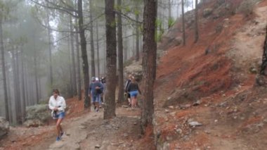 Roque Nublo Gran Kanarya 'sına giden yürüyüşçüler Roque Nublo İspanya ile