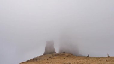 Gran Canaria 'nın sisli manzarası Roque Nublo, bulutlu kaya, nokta