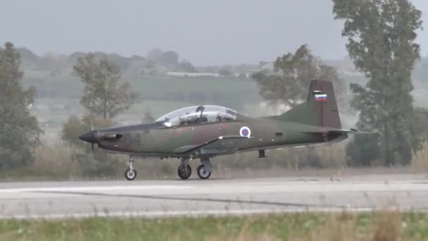 Petit avion militaire isolé circulant sur la piste de l'aéroport — Video