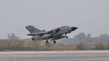 Tornado çift motorlu, değişken kanatlı çok kanallı savaş uçağı kalkıyor.