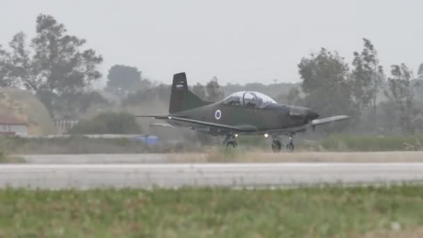 Geïsoleerde lichte aanval militair vliegtuig start — Stockvideo