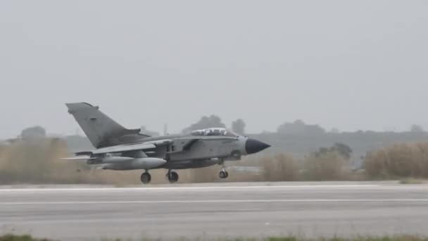 Avión militar despegue con motores completos de poscombustión en un mal día meteorológico — Vídeo de stock