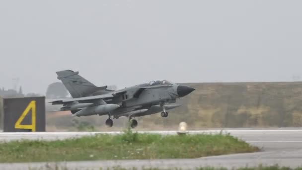 Боевой реактивный самолет НАТО в сером камуфляже взлетает — стоковое видео