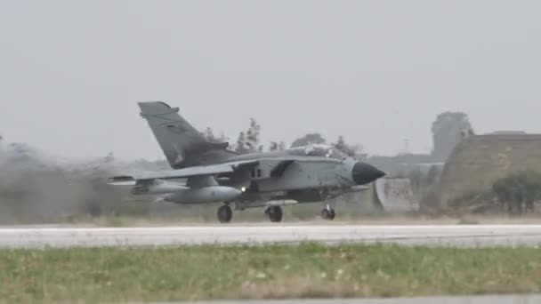 Panavia Tornado IDS bommenwerper militair vliegtuig van de Koude Oorlog opstijgen — Stockvideo