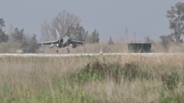 Slag, grondaanval bommenwerper straalvliegtuig landt met behulp van stuwkracht omkeerders — Stockvideo