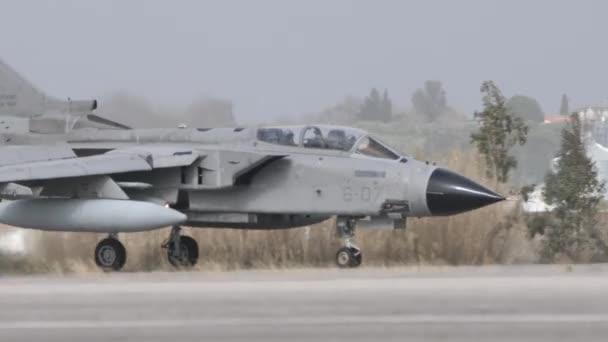 Militärflugzeuge auf der Landebahn des Flughafens nach der Landung — Stockvideo