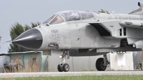 Militärpilot und Navigationswaffenoffizier eines Kampfflugzeugs beim Rollen — Stockvideo