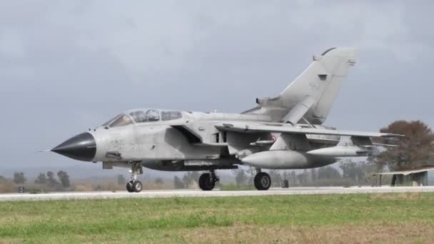 Avión militar de ala de barrido variable con tanques de combustible externos en rodaje en pista — Vídeos de Stock