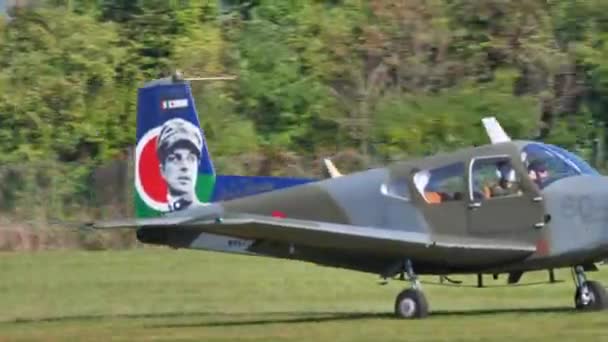Kleines Militärflugzeug mit Arturo Ferrarins Gesicht am Heck — Stockvideo